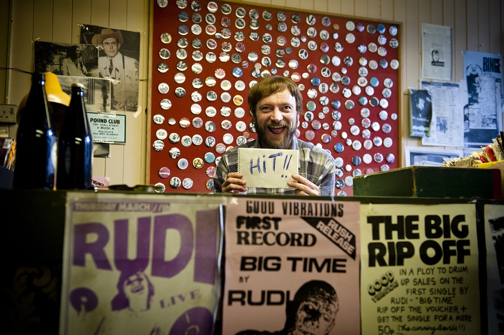 中年の反骨精神!あのベルファスト・パンクのゴッドファーザーは、レコード屋のおじさんだった!『グッド・ヴァイブレーションズ』