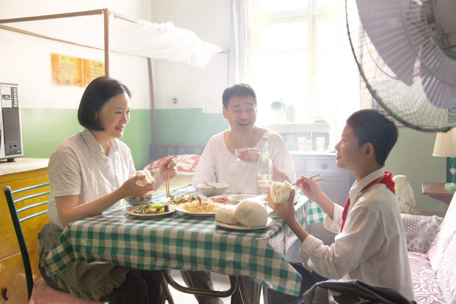 「蛍の光」歌詞の本当の意味は…… ベルリン銀熊賞受賞！激動の中国に生きる夫婦の哀歌『在りし日の歌』