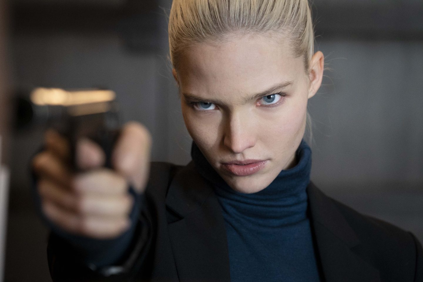 ベッソン監督の“あの殺し屋映画”が進化した! KGBの狂犬美女が覚醒!!『ANNA/アナ』