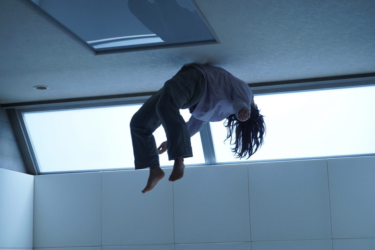宙に浮く少女の運命は……!? 『犬鳴村』に続く「恐怖の村」シリーズ第2弾映画『樹海村』の新場面写真解禁